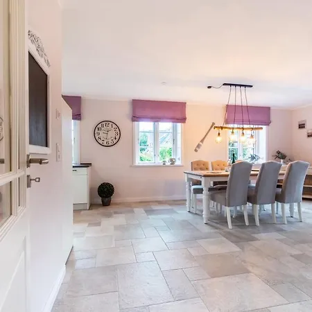 Haus Inselurlaub Hausteil 2 Сasa de vacaciones Oevenum